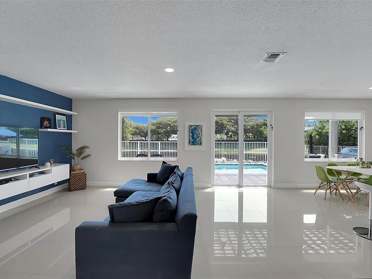 1070 Bluewood Ter — Photo 6