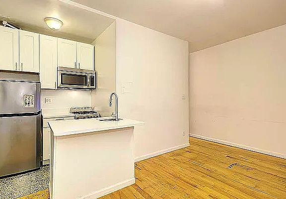 4th image of 163 Mulberry St APT 3