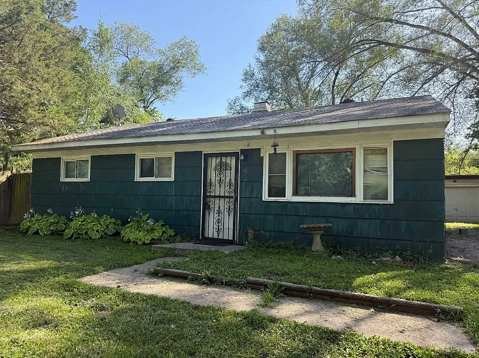 3 bed, 925 sqft, $975 — Photo 1