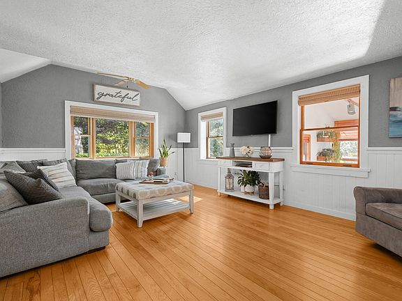 3rd image of 893 Osterville Rd