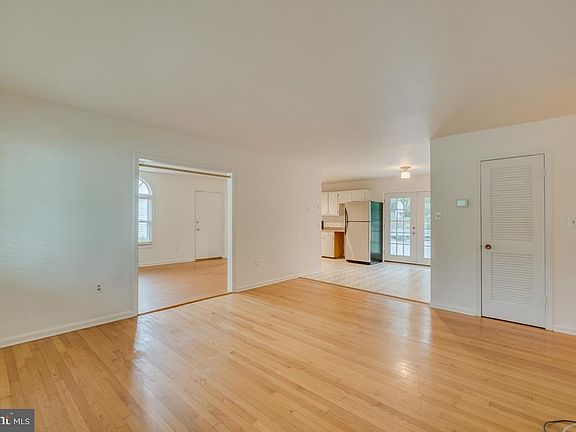 3rd image of 848 Salem Dr