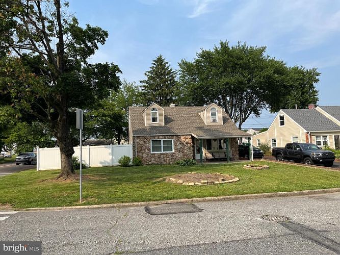 2nd image of 1001 Delray St