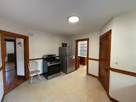 3rd image of 585 High St #2