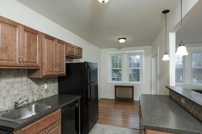 100 Morton Ave — Photo 9