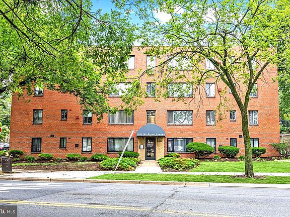 2nd image of 1031 Michigan Ave NE APT 204
