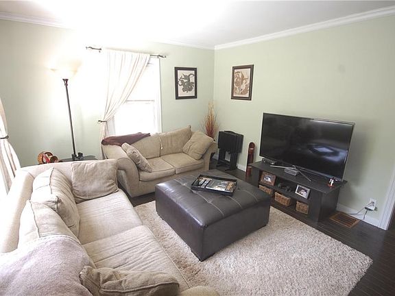 4th image of 6152 N Burlington Ave