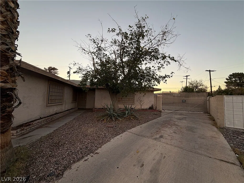 3 bed, 2.0 bath, 1438 sqft, $1,595 — Photo 2