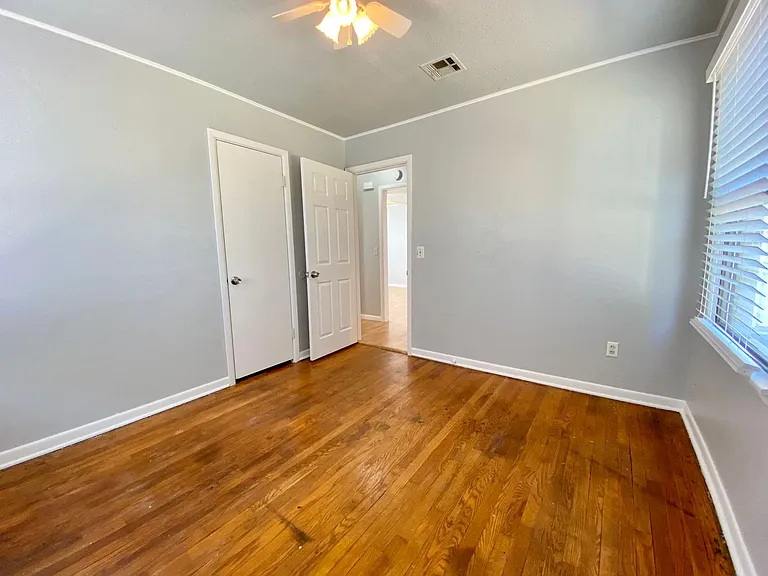 429 W Hurd St — Photo 11
