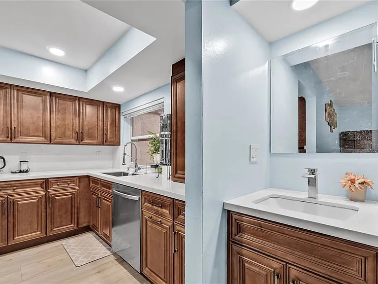 607 Village Lake Dr — Photo 3