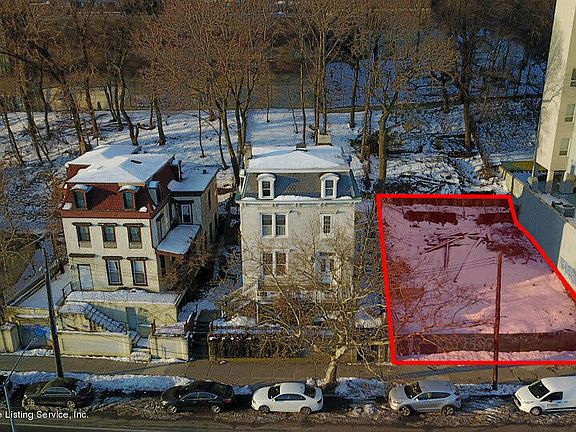2nd image of 208 Richmond Ter