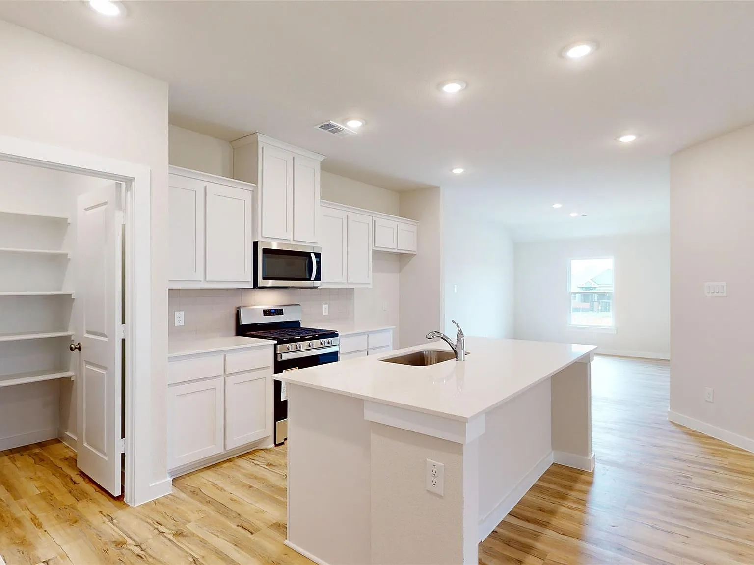 4 bed, 1902 sqft, $2,190 — Photo 3