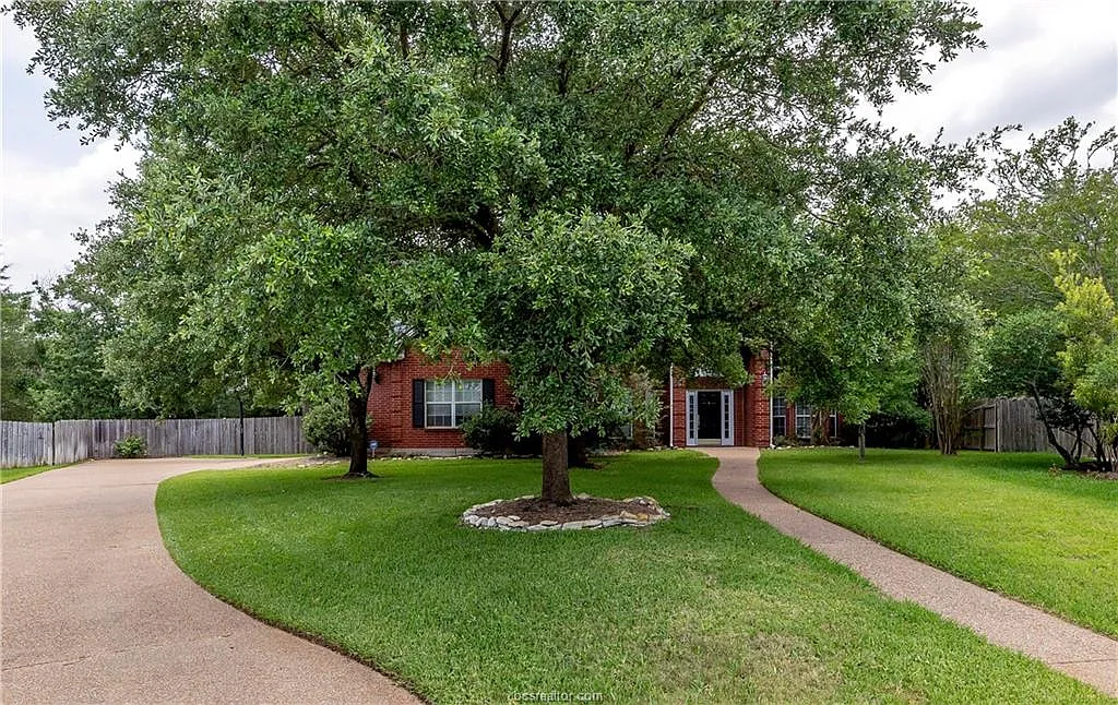 4 bed, 2.5 bath, 2813 sqft, $3,500 — Photo 2