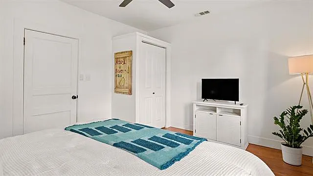 210 S Oak St — Photo 15