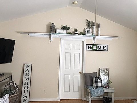 Valted ceiling with ceiling 