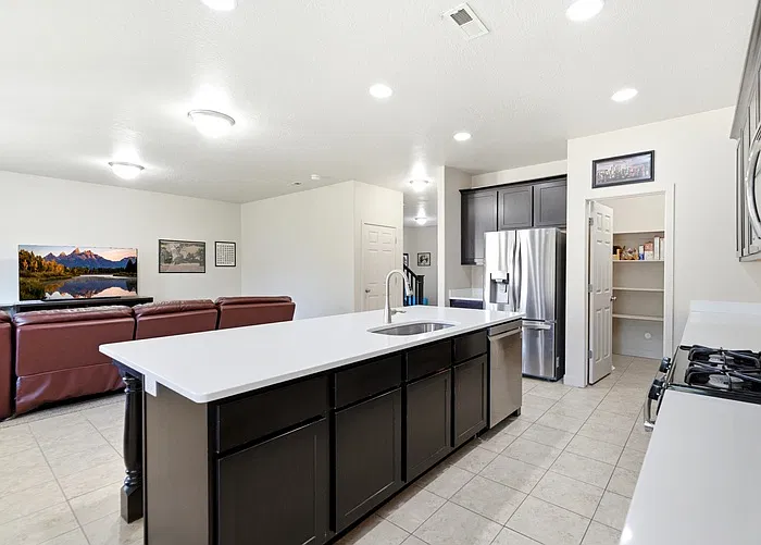 4 bed, 3.0 bath, 2448 sqft, $3,000 — Photo 4