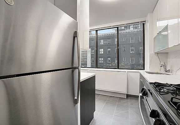 4th image of 200 E 33rd St APT 25i