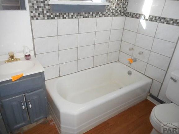 5th image of 615 E 5th St