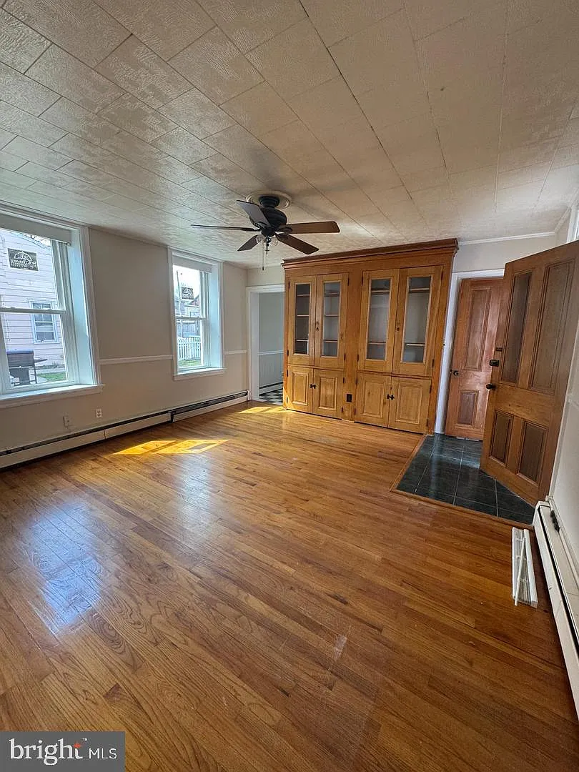 2 bed, 1.0 bath, 1100 sqft, $1,295 — Photo 2