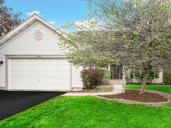 1940 Waverly Ln, Algonquin, IL 60102