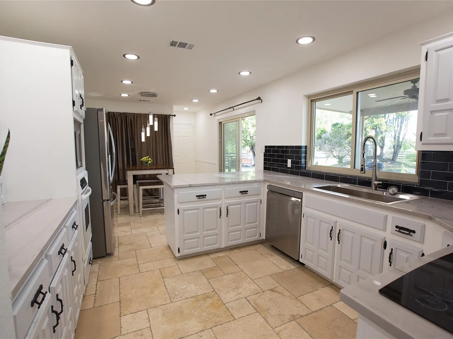 3 bed, 3.0 bath, 2344 sqft, $5,200 — Photo 3