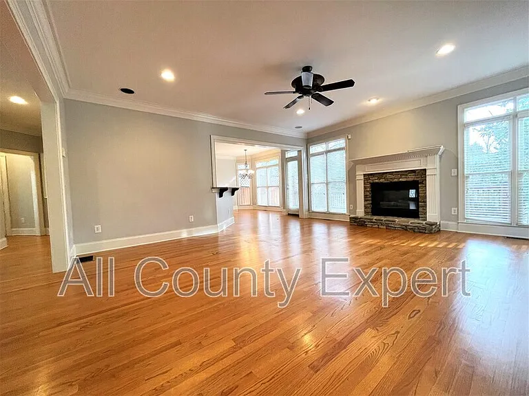 895 Lenox Ct NE — Photo 7