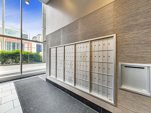 5th image of 737 W Washington Blvd APT 1308