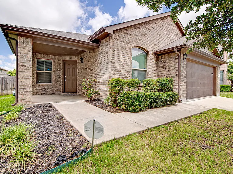 2517 Carolina Dr — Photo 2