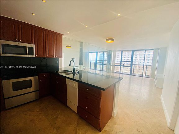 3rd image of 600 NE 36th St APT 2005