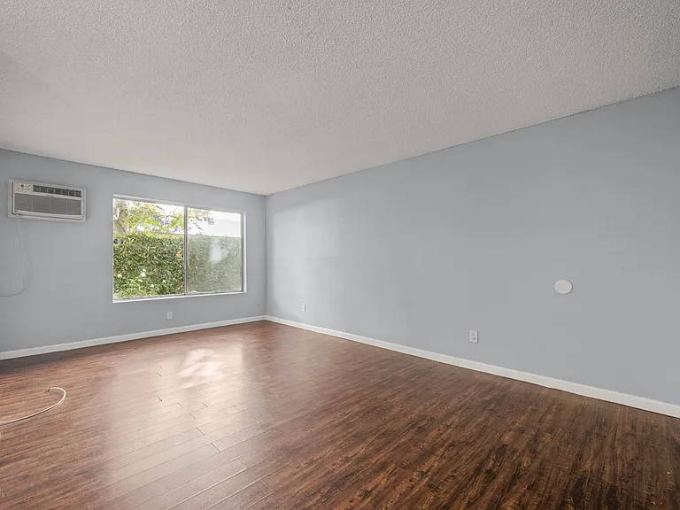 5900 Reseda Blvd — Photo 6