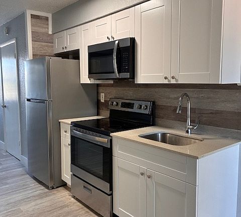 4th image of 3817 Del Prado Blvd S