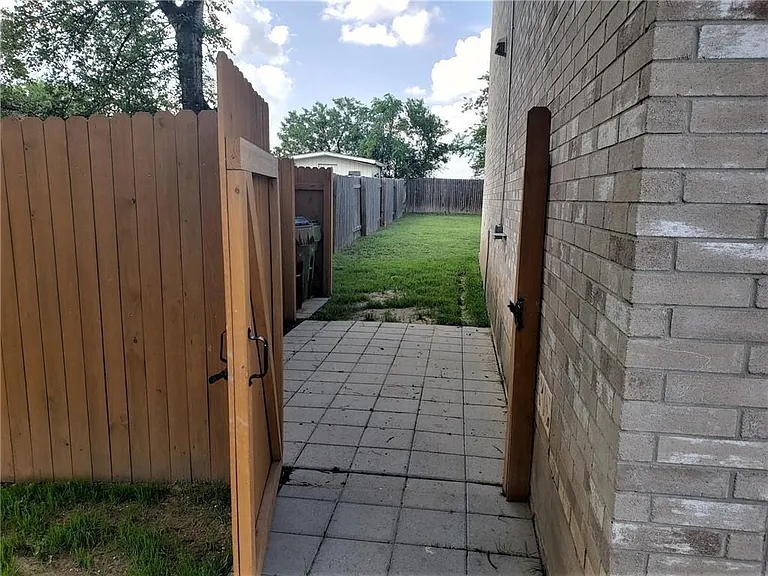 2960 S Donnell Dr — Photo 12