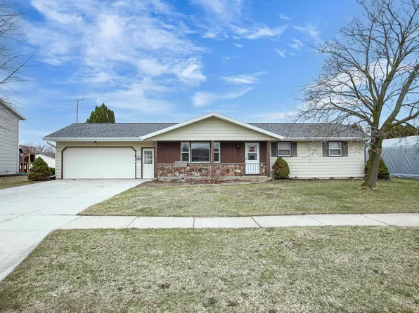 1703 Eisenhower St, New Holstein, WI 53061