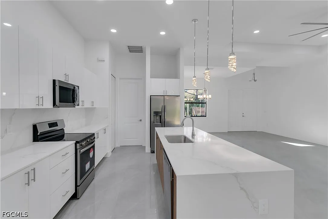 4 bed, 2.5 bath, 1885 sqft, $2,500 — Photo 2