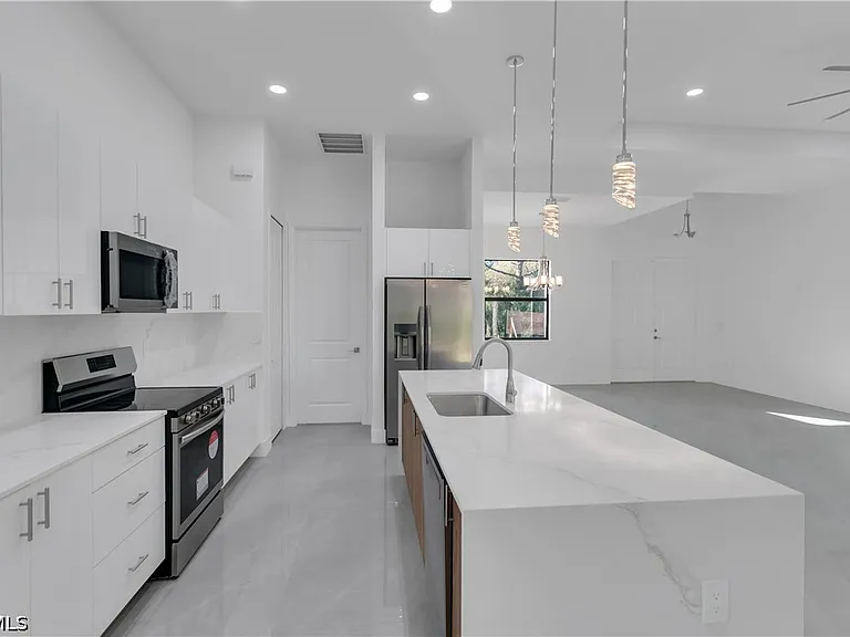 2603 27th St W — Photo 2