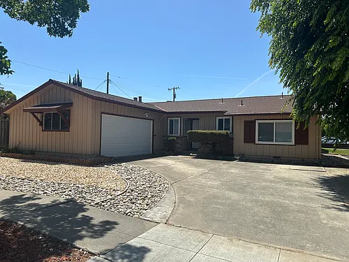 663 Pinewood Dr Photo 1