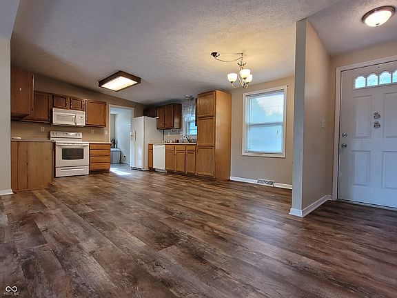 3rd image of 2918 W Pear Tree Ln