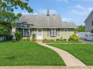 5 Farm Ln, Levittown, NY 11756