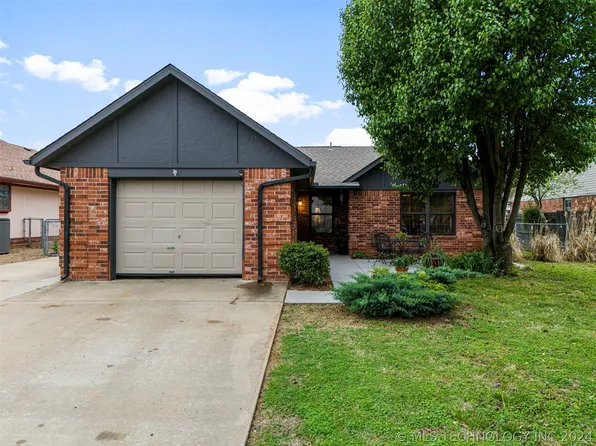 703 W 20th St S, Claremore, OK 74019