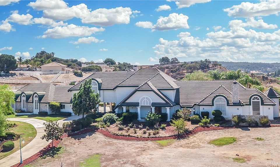 1st image of 40575 Avenida La Cresta