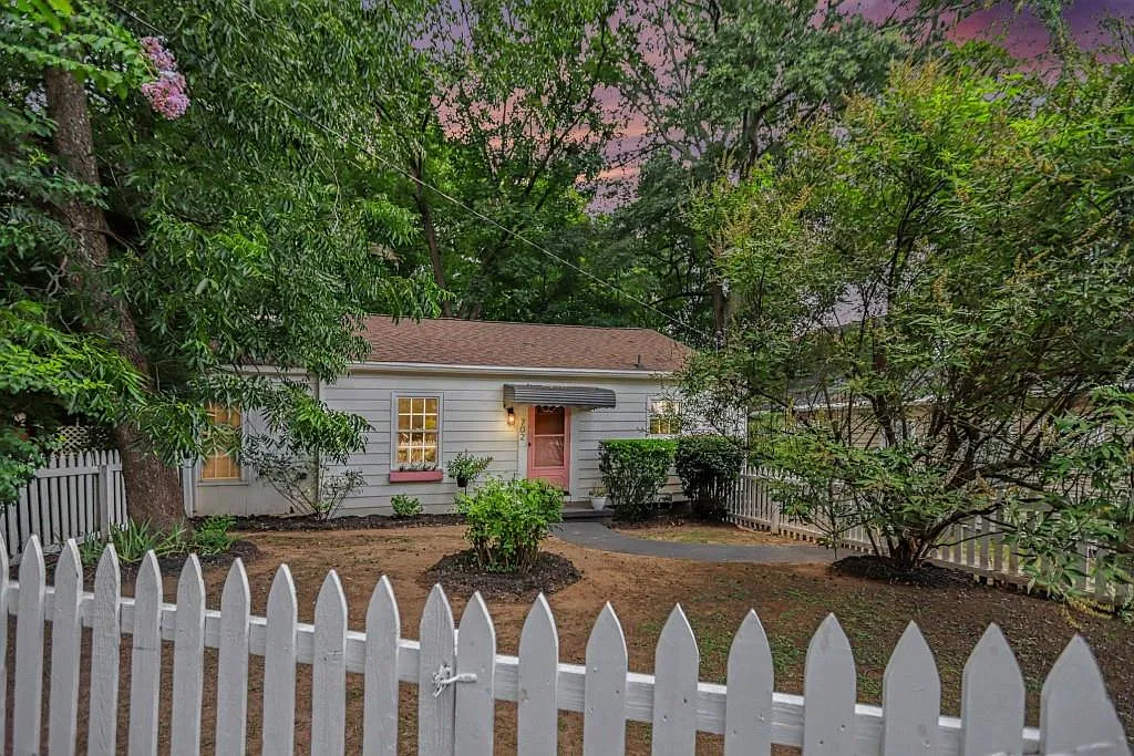 2 bed, 1.0 bath, 832 sqft, $2,300 — Photo 1