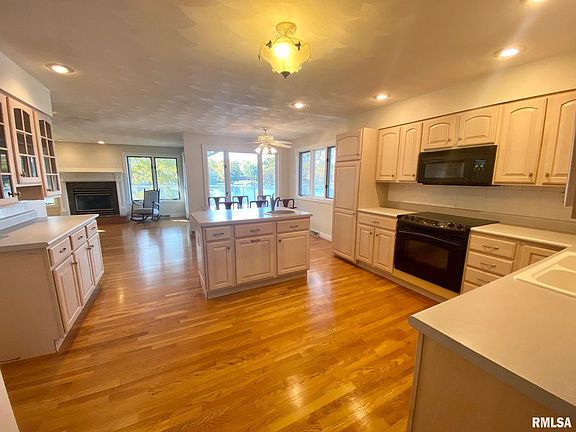3rd image of 871 Tulip Ln