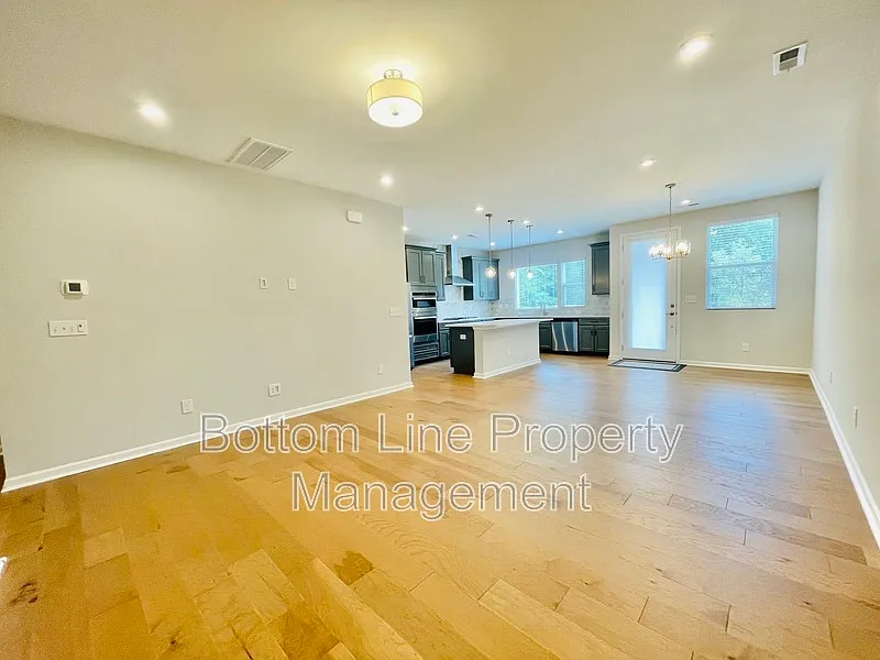 3 bed, 2.5 bath, 1807 sqft, $2,865 — Photo 3