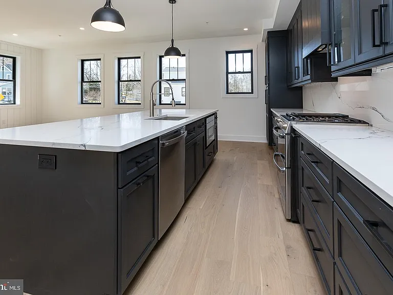 981 Henry Ave — Photo 12