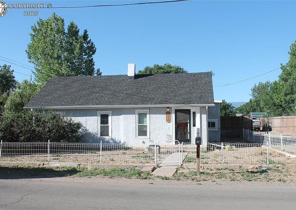 1st image of 826 E 3rd St