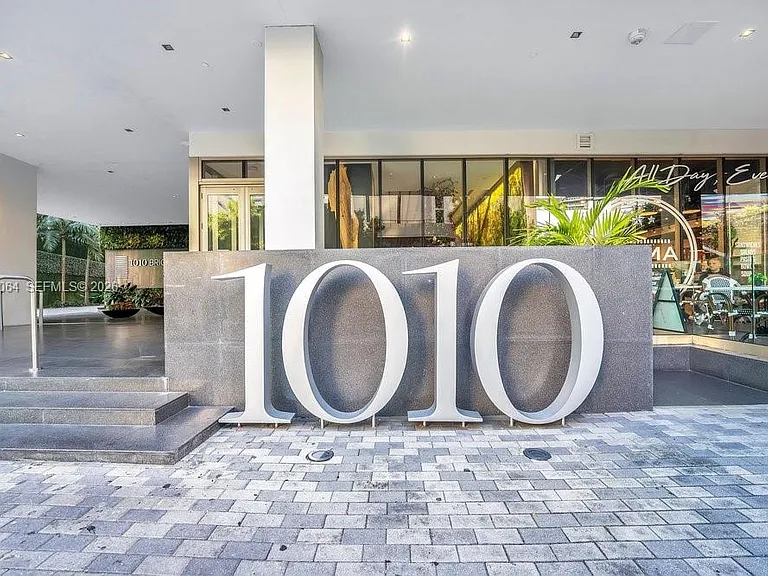 1010 Brickell Ave #1810 — Photo 2
