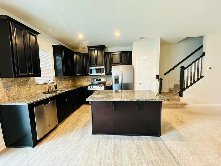 210 Clearwood Dr — Photo 6