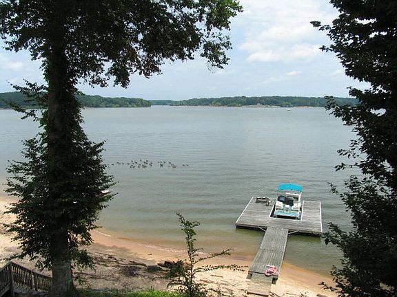 2nd image of 300 Lakeview Ln