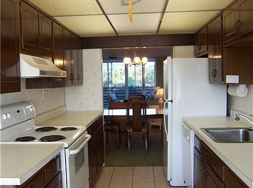 4th image of 935 E Causeway Blvd