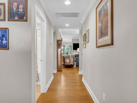 3rd image of 1605 Orchard Pl NE