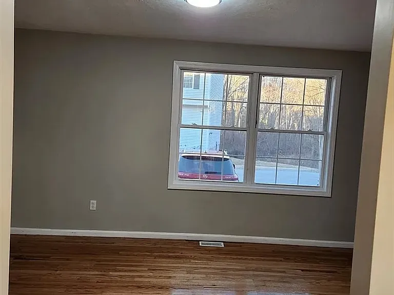 100 Franklin St — Photo 3